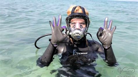 Hot Scuba Babe With Sexy Wetsuit Und Full Face Mask