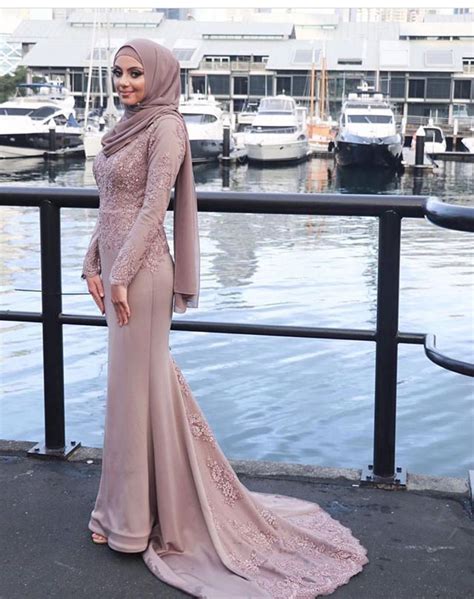 Épinglé Par Farisha Othman Sur Wedding Idea Robes De Bal Roses Robe De Bal Robe Soirée Hijab