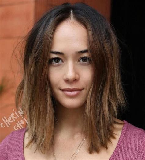 For the bangs, you can turn the ends upwards. 20 Best Hairstyles for Big Foreheads to Enhance Your ...