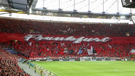 Beeindruckende choreo vor dem spiel zwischen dem fc schalke und eintracht frankfurt! Choreo-Intro | Eintracht Frankfurt - FC Vaduz 15.08.2019 ...