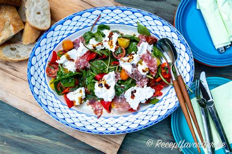 Sallad Med Burrata Tomater Paprika Och Salami