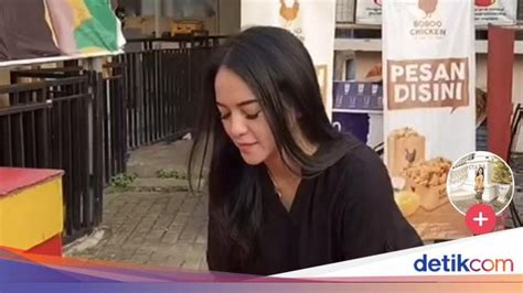 Viral Penjual Es Kelapa Muda Cantik Asal Samarinda Bikin Salfok Saat Puasa
