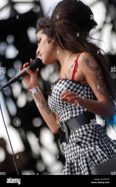 Amy Winehouse Performs 2007 Lollapalooza Chicagoil Stock Photo Alamy