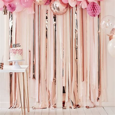 Vous pouvez le suspendre derrière votre espace photobooth pour des photos délirantes. Rideau à frange Rose Gold & Rose | Hollyparty.com