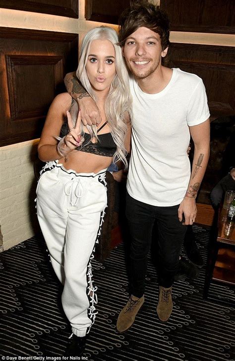 Proud Louis Tomlinson Hugs His Sister Lottie At Her Event In London Louis Tomlinson Sisters