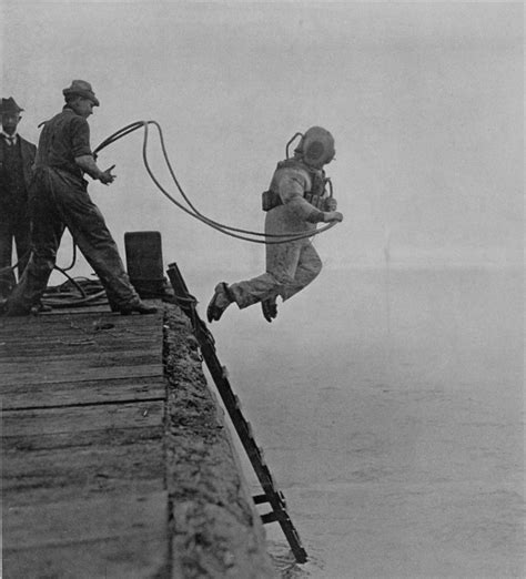 1915 Deep Sea Diver Entering The Water Vintage Fotografie