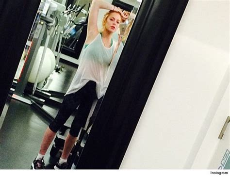 Lindsay Lohan Shows Off Tiny Waist In New Gym Selfie