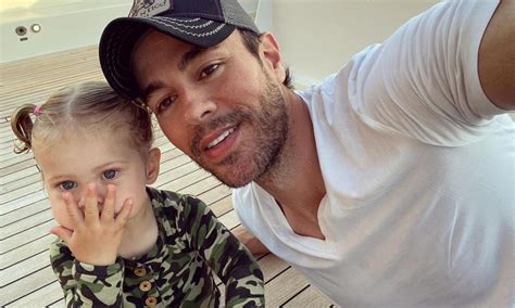 Enrique Iglesias Comparte Un Tierno Instante Con Su Hija Mary