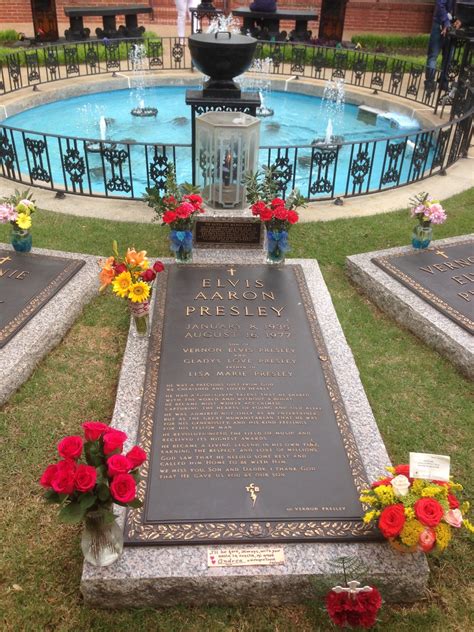 Unbetitelt — Grave Of Elvis Presley In Graceland Memphis