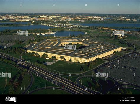 Vista Aérea Del Pentágono Con El Río Potomac En El Fondo De Washington