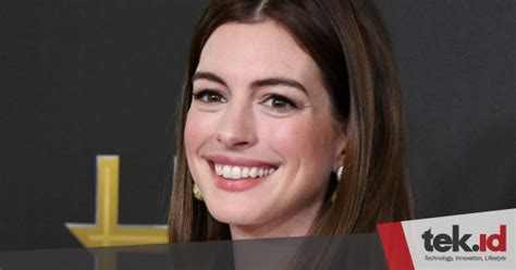 Anne Hathaway Bakal Main Film Sesame Street