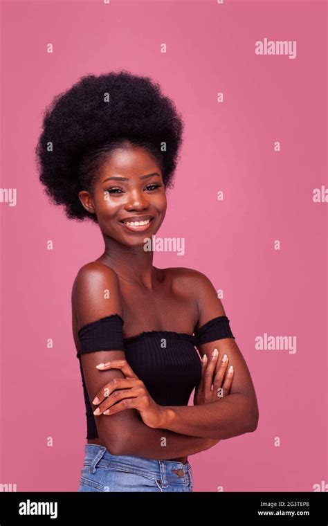 Belle Fille Afro Américaine Avec Une Superbe Coiffure Afro Debout Souriant Avec Les Bras Repliés