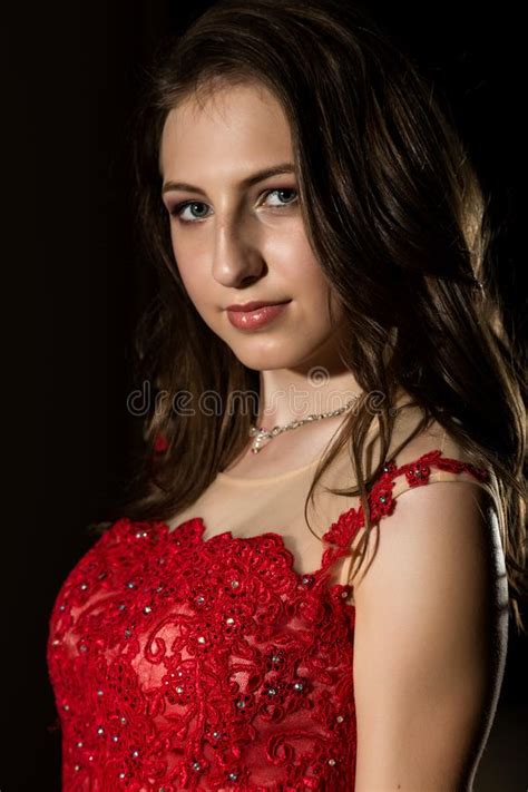 Belle Jeune Femme Sensuelle Posant Dans La Robe Rouge Dans La Chambre Noire Renivellement