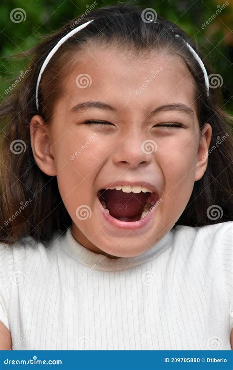 une jeune philippine en train de rire photo stock image du femelles sourire 209705880