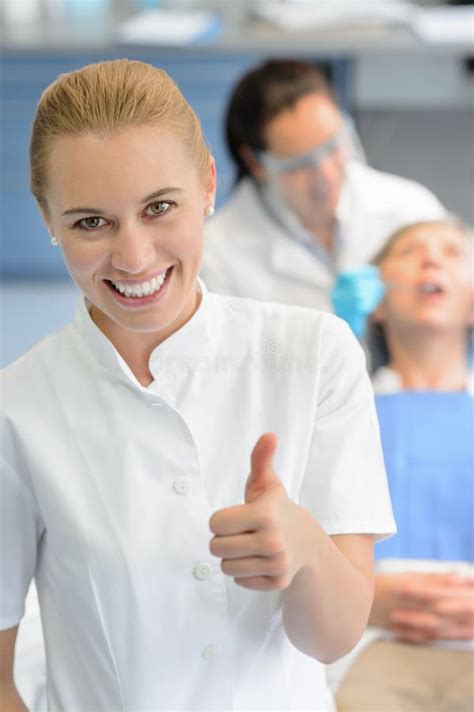 Dentiste De Sourire Dassistant Dentaire Avec Le Patient Image Stock