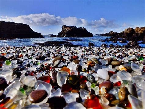 La Inusual Playa De Cristal En California Glass Beach California Beach Glass Beaches In The