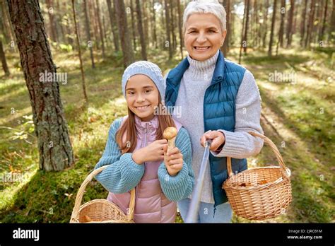 Oma Mit Kind Im Wald Fotos Und Bildmaterial In Hoher Auflösung Alamy