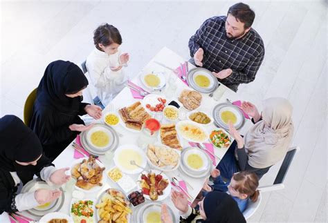 Familia Musulmana Tradicional Rezando Antes De La Cena Iftar Imagen De Archivo Imagen De