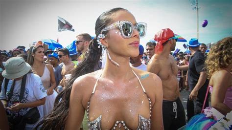 Bruna Marquezine Foi Curtir O Bloco Da Favorita No Carnaval 2018 Em Copacabana Rj E Ousou Na