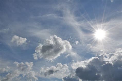Cielo Azul Con Las Nubes Hermosas Marco En Días Brillantes Imagen De