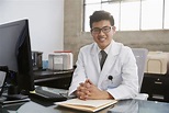 葵涌診所列表一覽 2021 | Eye gel, Male doctor, Portrait