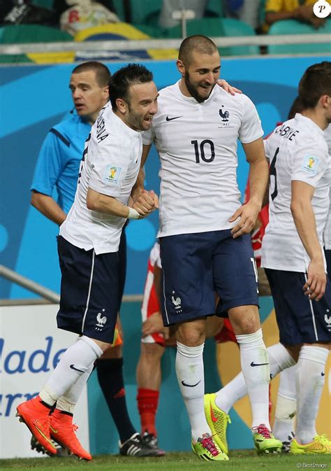 La france prend alors le contrôle du ballon. Mathieu Valbuena et Karim Benzema - Match du groupe E ...