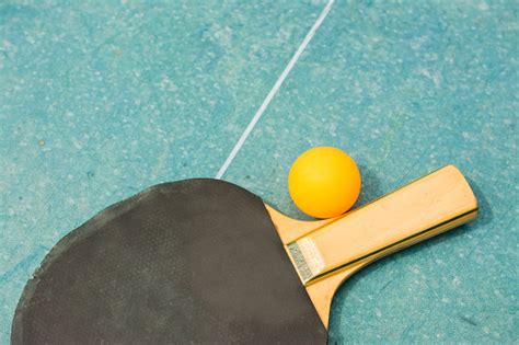 Ping Pong Dayung Dan Bola Pada Latar Belakang Kayu Biru Retro Raket Hancur Oleh Waktu Foto Stok