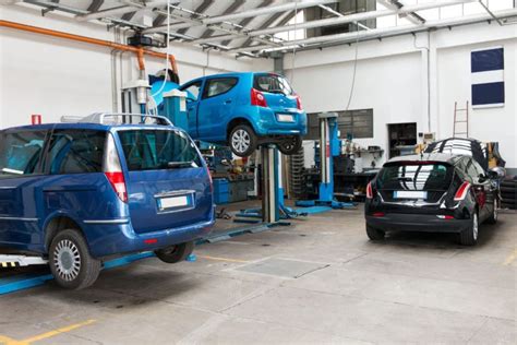 Top 5 Signs You Need To Visit An Auto Repair Store Asap