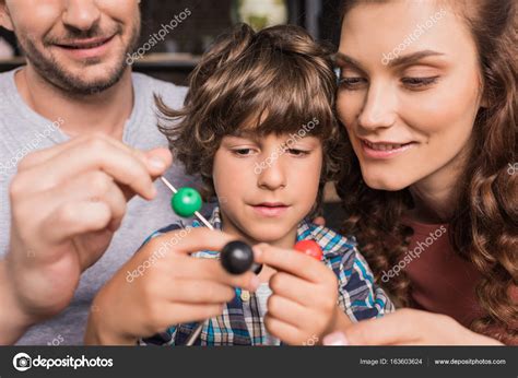 Feliz Padre E Hijo Jugando A La Consola Con Joystick En Casa — Foto De
