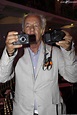 Le photographe Gilles Bensimon, opérationnel avec ses deux appareils ...