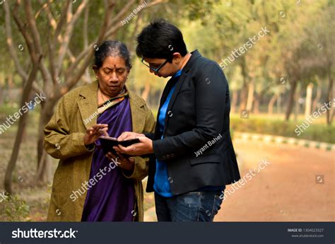Young Indian Woman Guiding Old Retired Foto Stock 1304023327 Shutterstock