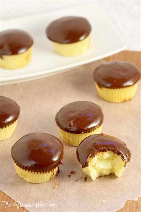 Yellow cupcakes get stuffed with a rich homemade custard and topped with a dollop of chocolate icing for a dessert you'll love! Boston Cream Pie Cupcakes | The Gracious Wife | Boston ...