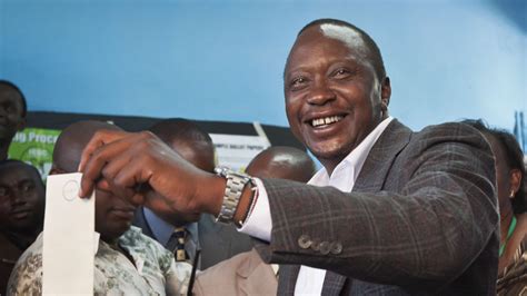 President uhuru kenyatta and margaret kenyatta married at the holy family basilica in 1989. Kenya : Uhuru Kenyatta gagne les élections avec 98,2% des ...