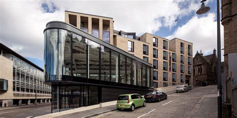 Cet établissement hôtelier de 3 étoiles propose des chambres spacieuses et confortables, dans un décor lumineux, associé à un style contemporain. Premier Inn Edinburgh - McAleer & Rushe