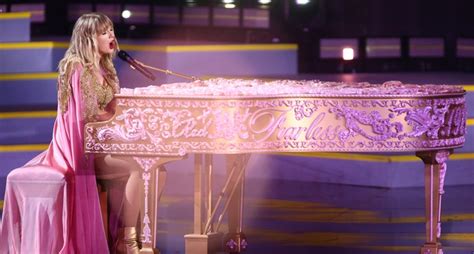 Taylor Swifts Amas Piano Was The Dreamiest Thing Ever Dailybreak