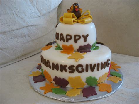 Make your own centerpieces and decorations, create kids' craft projects and find delicious thanksgiving appetizer welcome the arrival of fall and thanksgiving guests with gorgeous decorations both indoors and out. Thanksgiving Cakes - Decoration Ideas | Little Birthday Cakes