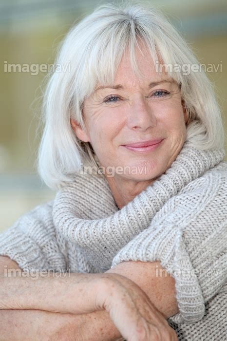 【年配の女性 60代 ブロンドヘアー 白髪 幸福 綺麗 魅力的】の画像素材 29018267 写真素材ならイメージナビ