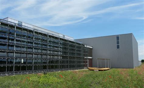 Innovative Fassadenverschattung Liefert Sonnenstrom Firmenzentrale