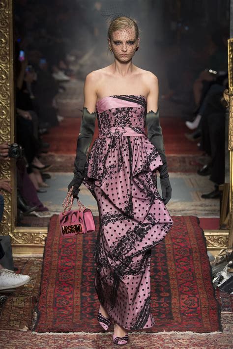 Moschino Fall 2016 Ready To Wear Fashion Show Vogue Fall Fashion