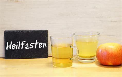 Völlig gesunde menschen können auf das frühstück bedenkenlos verzichten und erst zu mittag, die erste warme mahlzeit zu sich nehmen. Heilfasten nach Buchinger: Das Programm zum fasten und ...