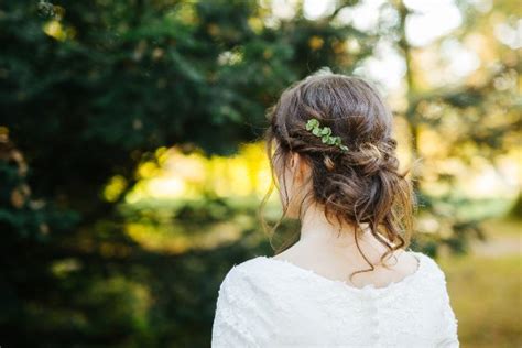 15 ways to wear flowers in your hair as a bride