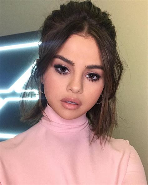 Selena gomez dyed her hair a platinum blond color for summer for the first time since 2017. AMAs 2017: Selena Gomez Debuts Blonde Hair | Teen Vogue