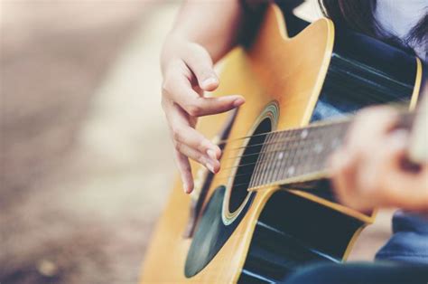 Bm hingga waktu beranjak pergi dm kau mampu hancurkan hatiku. Chord Gitar dan Lirik Lagu Lupakanlah Semua Kenangan Ini ...