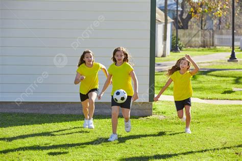 Fondo Amigo Niñas Adolescentes Jugando Fútbol Soccer En Un Parque Turf Grass Foto E Imagen Para