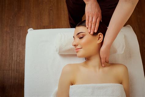 Three Astonishing Ayurvedic Head Massage Benefits That Will Amaze You Evolv Wellness