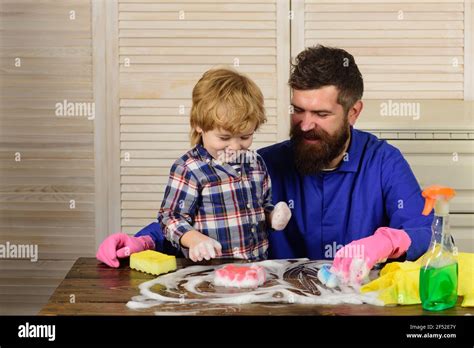 El Padre Está Enseñando A Un Hijo Una Limpieza La Familia Feliz Limpia
