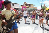 Bloco do Prazer agita o Sagrada Família com muito frevo em Carnaval ...