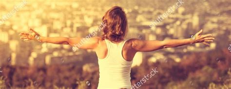 Photo Young Woman Spreading Hands Wide Open With City On Background