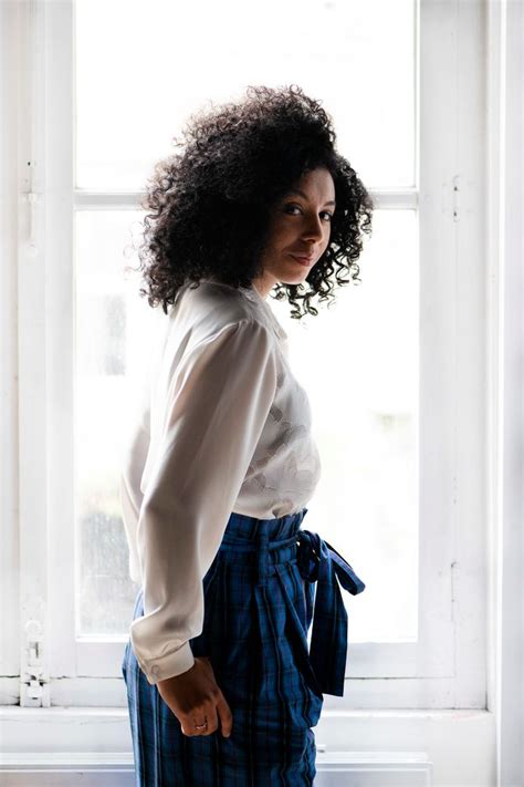 Met een ongeëvenaard engagement haalt sihame el kaouakibi hangjongeren van de straat via haar jeugdcentrum let's go urban. Onderzoek naar mogelijke fraude bij vzw van Sihame El ...