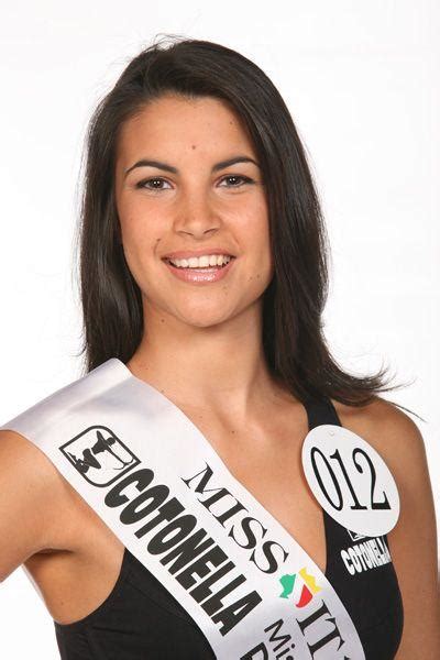 Il frontale e le aste sono di color rosso ciliegia lucida. Miss Italia 2007, le finaliste / 1 - Foto - Alto Adige